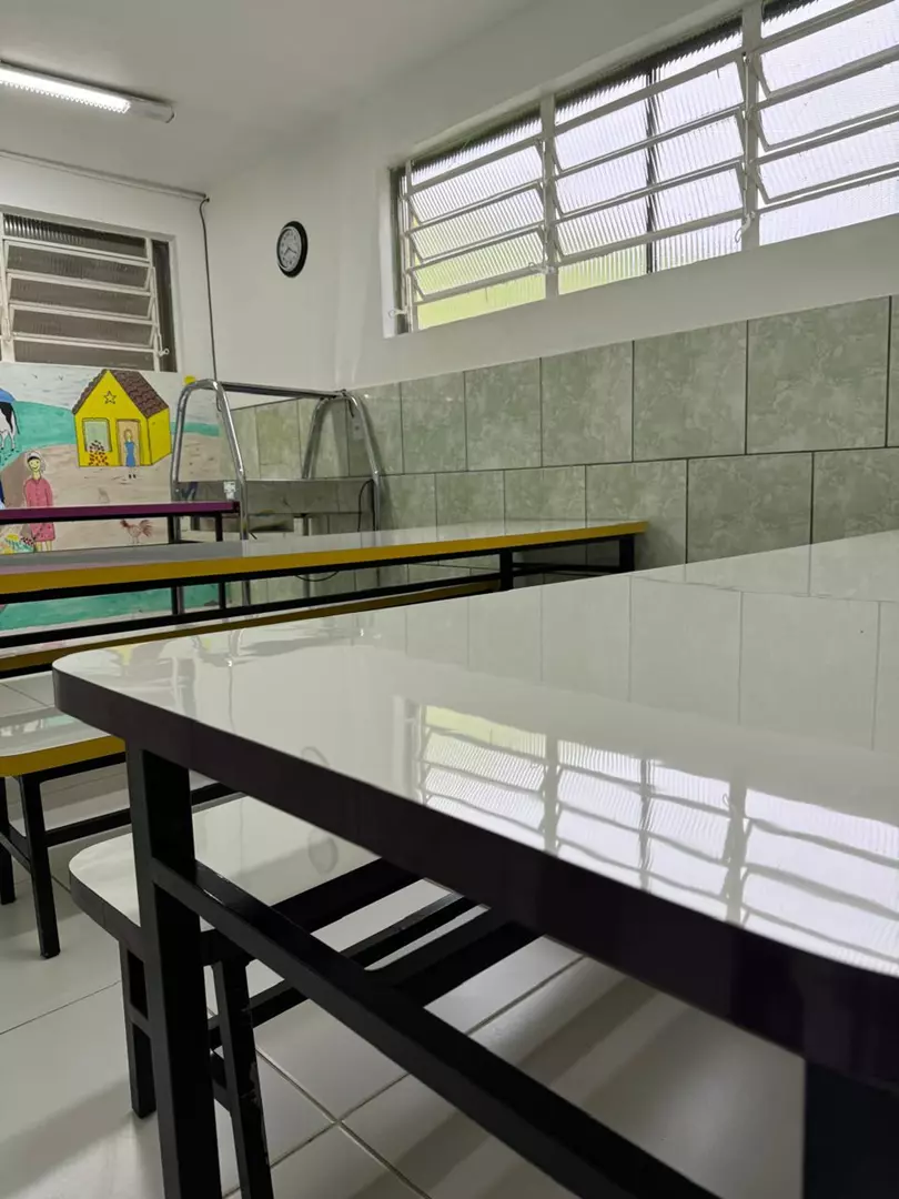 Mesas e bancos de refeitório escolar infantil